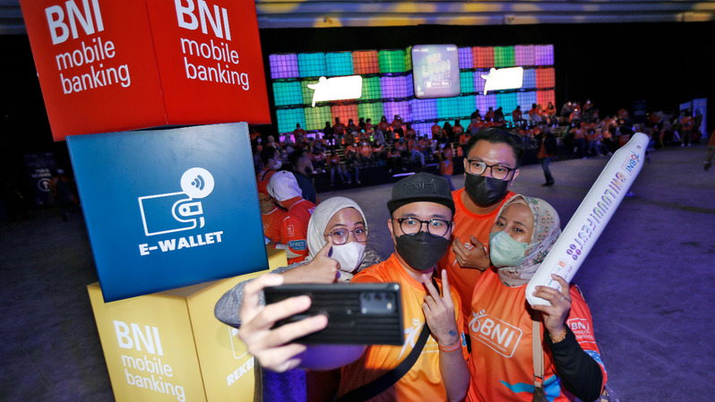 Pengunjung swafoto BNI Mobile Banking dan BNIDirect di sela-sela BNI keceriaan konser musik Loud Fest 2022 di Jakarta Convention Center, Minggu (17/7/2022). 