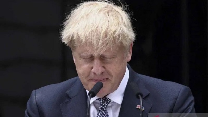 Perdana Menteri Inggris Boris Johnson memberikan pernyataan pers di halaman kantornya di Downing Street 10 London, Inggris pada 7 Juli 2022. (FOTO: ANTARA FOTO/REUTERS/Peter Nicholls/wsj)