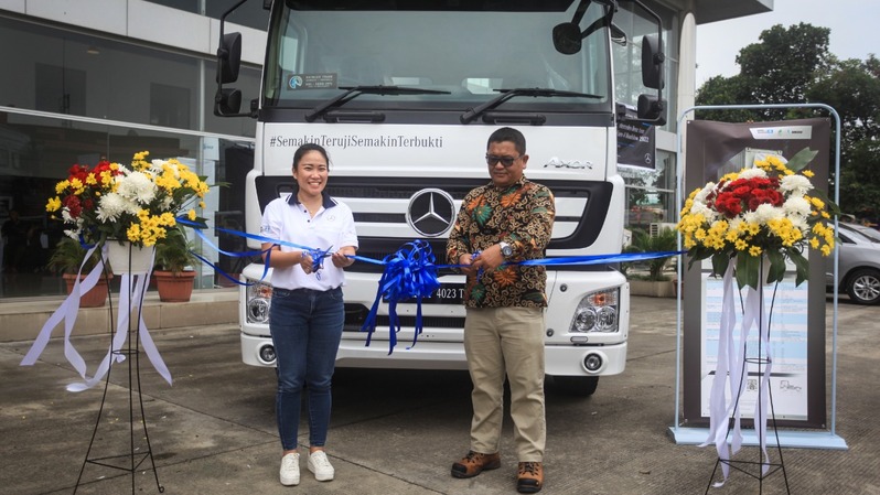 Head of Product and Marketing PT Daimler Commercial Vehicles Indonesia (DCVI) Faustina dan Branch Manager PT Kanindo Mitra Usaha (KMU) John MT Saragih meresmikan acara 