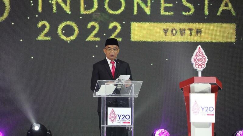 Menko PMK Muhadjir Effendy  saat memberikan sambutan pada Pertemuan Puncak KTT Youth 20,  Hotel Intercontinental Bandung, Sabtu (23/7/2022).