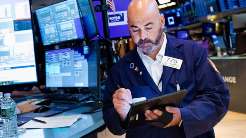 Trader di Bursa NYSE, 6 Juli 2022. (FOTO: NYSE)