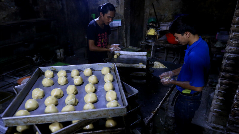 Ilustrasi UMKM. Pekerja rumahan menyelesaikan pembuatan kue kering di kawasan Kebayoran Baru, Jakarta Selatan, Rabu, 16 Februari 2022. (BeritaSatu Photo/Joanito De Saojoao)