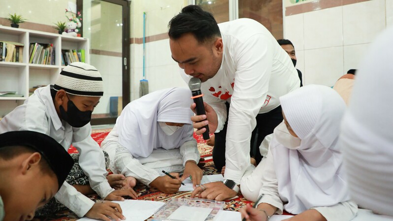 Kegiatan lomba menggambar dan mewarnai Hari Anak Nasional SiCepat Ekspres bersama Panti Asuhan
Kampung Melayu.