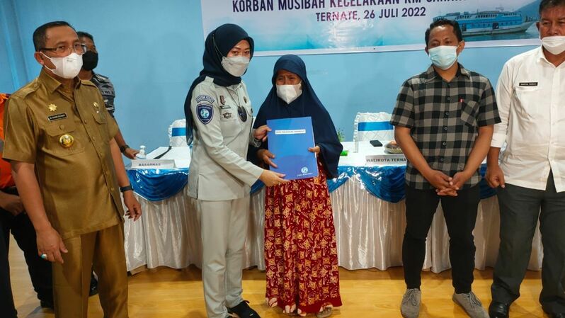 Direktur Operasional Jasa Raharja Dewi Aryani Suzana, pada Selasa (26/7/2022), menyerahkan santunan kepada seluruh ahli waris korban kecelakaan kapal motor Cahaya Arafah yang tenggelam di perairan Tokaka, Halmahera beberapa waktu lalu. (Foto: Ist)
