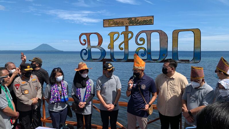 Menteri Pariwisata dan Ekonomi Kreatif, Sandiaga Uno saat menyambangi Desa Wisata Budo di Kecamatan Wori, Kabupaten Minahasa Utara, Sulawesi Utara. 