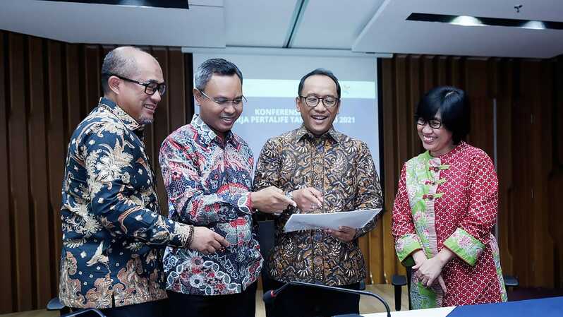 (Dari kiri ke kanan) Direktur Haris Anwar, Direktur Yuzran Bustamar, Direktur Utama Hanindio W.Hadi, dan Direktur Rosmainita Sari. Melalui transformasi yang berkelanjutan laba bersih PT PertaLife Insurance sepanjang 2021 meraih laba Rp48,96 miliar.