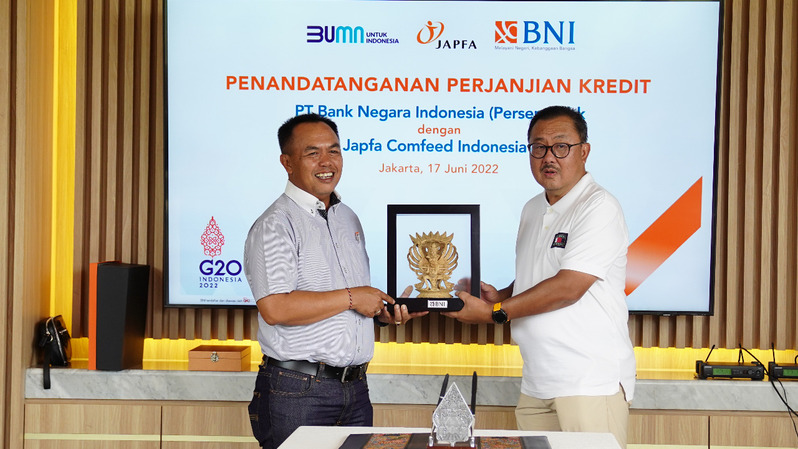 (Ki-ka) Pemimpin Divisi Korporasi 1 BNI I Made Sukajaya dan Direktur Japfa Leo Handoko dalam penandatanganan kerja sama pembiayaan Sustainability-Linked Loan (SLL) senilai Rp1,42 triliun BNI dan Japfa Comfeed Indonesia di Jakarta pertengahan Juni lalu.