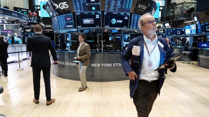 Trader bekerja di lantai New York Stock Exchange (NYSE) pada 25 Juli 2022 di New York City, AS. (FOTO: SPENCER PLATT / GETTY IMAGES NORTH AMERICA / Getty Images via AFP)