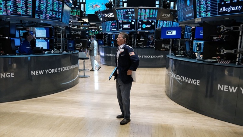 Trader bekerja di lantai New York Stock Exchange (NYSE) pada 25 Juli 2022 di New York City, AS. (FOTO: SPENCER PLATT / GETTY IMAGES NORTH AMERICA / Getty Images via AFP)