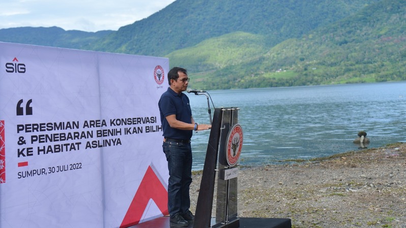 Direktur Utama SIG, Donny Arsal pada acara peresmian area konservasi dan penebaran ikan bilih ke habitat aslinya di Danau Singkarak, Sumatra Barat.