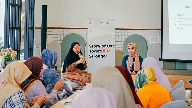 Evermos dan W20 berbagi inspirasi dan kunci sukses pengusaha perempuan dalam membangun bisnis dalam sebuah dialog yang digelar di Bandung, Jawa Barat, Minggu (24/7/2022). (ist)