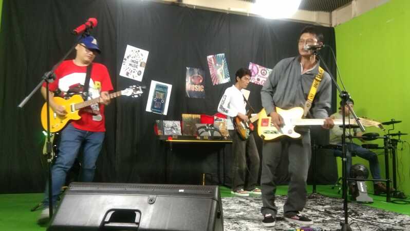 Grup band The Ayayay sedang beraksi saat membawakan tiga lagu di Padepokan Karya, Kemang, Jakarta Selatan, Selasa 2 Agustus 2022..