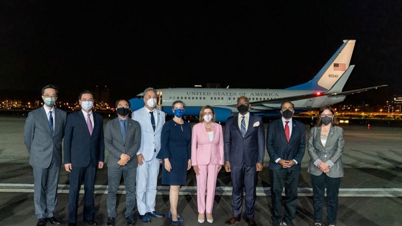 Kementerian Luar Negeri Taiwan (MOFA) pada 2 Agustus 2022 merilis foto Ketua DPR AS Nancy Pelosi berpose dengan delegasi dari AS setibanya di Bandara Sungshan Taipei, Taiwan. (FOTO: HANDOUT / TAIWAN