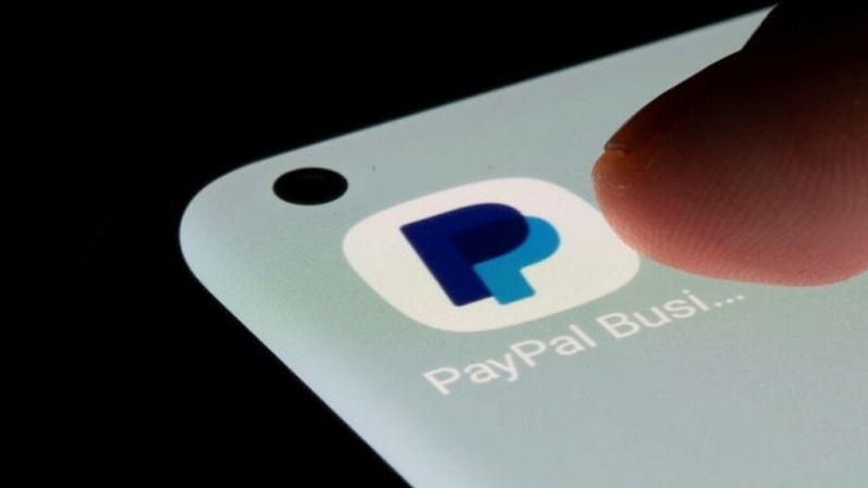 Ilustrasi aplikasi PayPal terlihat di sebuah ponsel pintar. (FOTO: REUTERS/Dado Ruvic/Illustration)