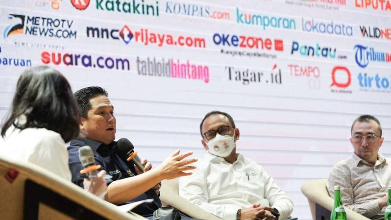 (Kedua dari kiri) Menteri Badan Usaha Milik Negara (BUMN) Erick Thohir dalam seminar Asosiasi Media Siber Indonesia (AMSI) DKI Jakarta bertajuk 