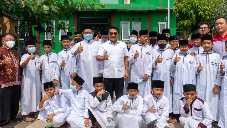 Kepala Staf Kepresidenan Dr. Moeldoko mengukuhkan kelulusan para peserta didik setara SMA/SMK yang mengikuti program sekolah gratis di PKBM Bakti Nusa di Kabupaten Bogor, Kamis, 4 Agustus 2022.