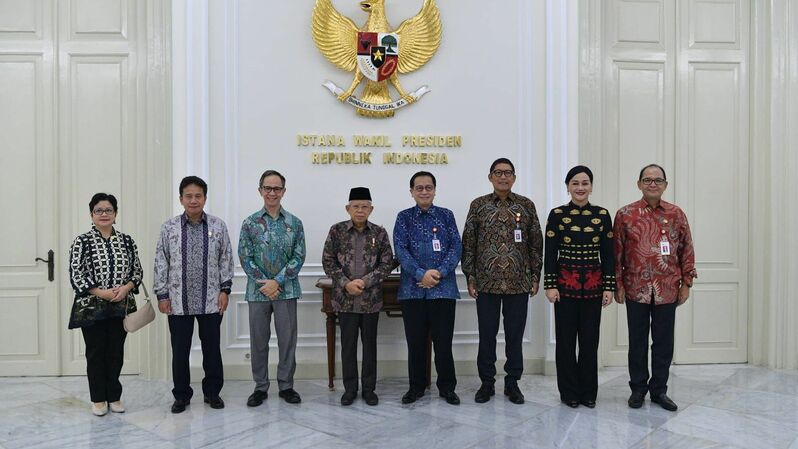 Anggota Dewan Komisioner (ADK) Otoritas Jasa Keuangan (OJK) bersilaturahmi dengan Wakil Presiden (Wapres) Ma’ruf Amin di Istana Wapres Jakarta, Kamis (4/8/2022).