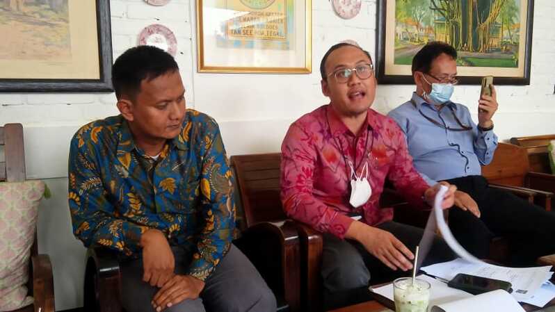 Direktur Lombok TV Yogi Hadi Ismanto (tengah)