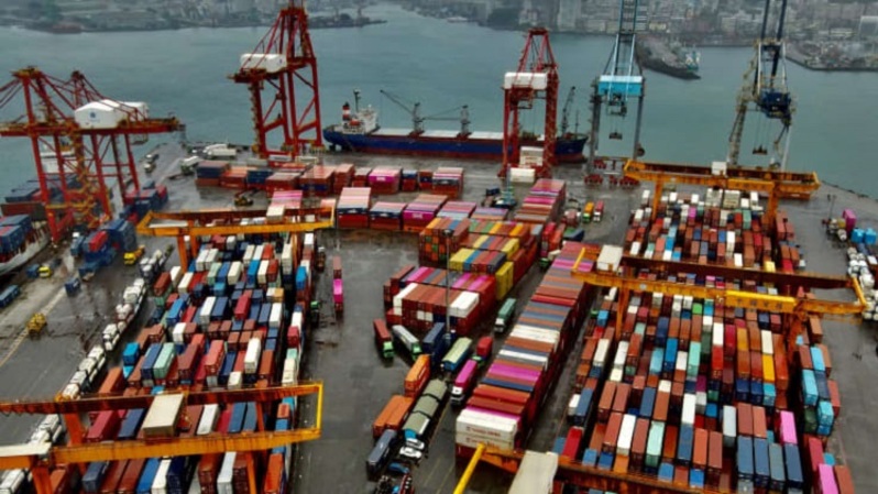 Kontainer pengiriman terlihat di Pelabuhan Keelung, Taiwan. (FOTO: Sam Yeh / AFP / Getty Images)