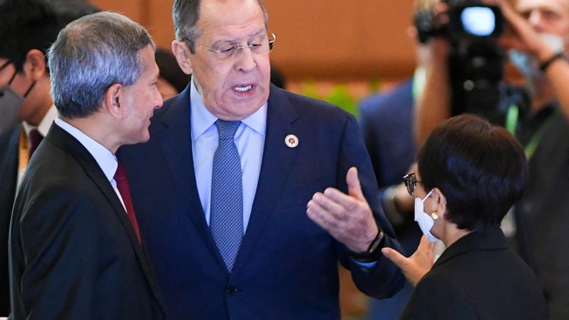 Menteri Luar Negeri (Menlu) Rusia Sergei Lavrov (tengah) berbicara dengan Menlu Singapura Vivian Balakrishnan (kiri) dan Menlu Indonesia Retno Marsudi (kanan) pada Pertemuan Menlu Asean ke-55 di Phnom Penh, Kamboja pada 5 Agustus 2022. (FOTO: Tang Chhin Sothy / AFP)