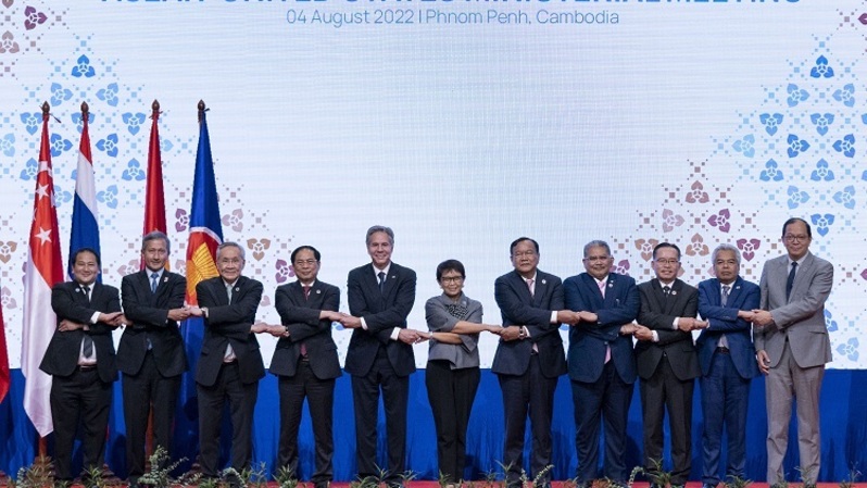 Menteri Luar Negeri (Menlu) AS Antony Blinken (kelima dari kiri) berjabat tangan 