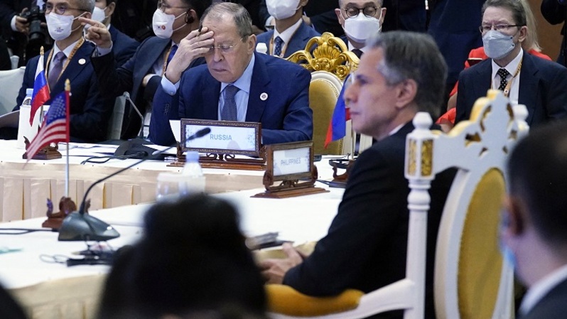 Menteri Luar Negeri (Menlu) Rusia Sergey Lavrov (kiri) dan Menlu AS Antony Blinken (kanan) menghadiri pertemuan para Menlu KTT Asia Timur selama Pertemuan Menlu Asean ke-55 di Phnom Penh, Kamboja pada 5 Agustus 2022. (FOTO: Andrew Harnik / POOL / AFP)