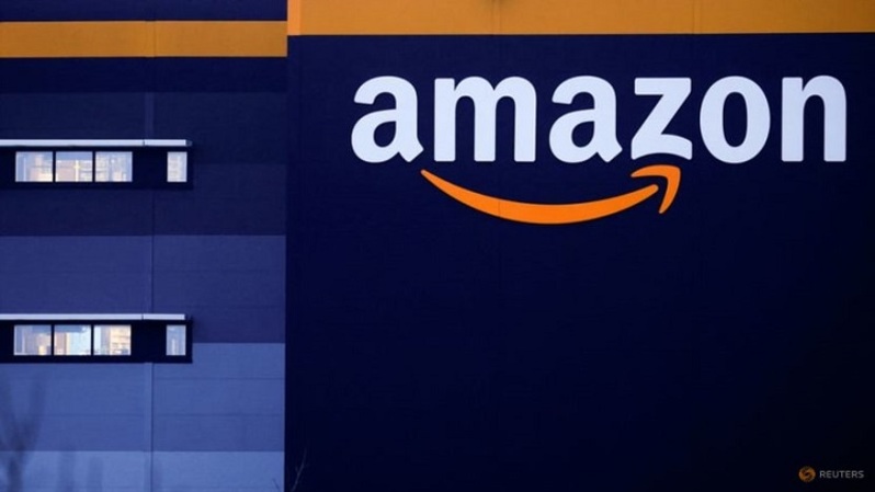 Logo Amazon terlihat di pusat logistik perusahaan di Bretigny-sur-Orge dekat Paris, Prancis pada 7 Desember 2021. (FOTO: REUTERS/Gonzalo Fuentes/File Photo)