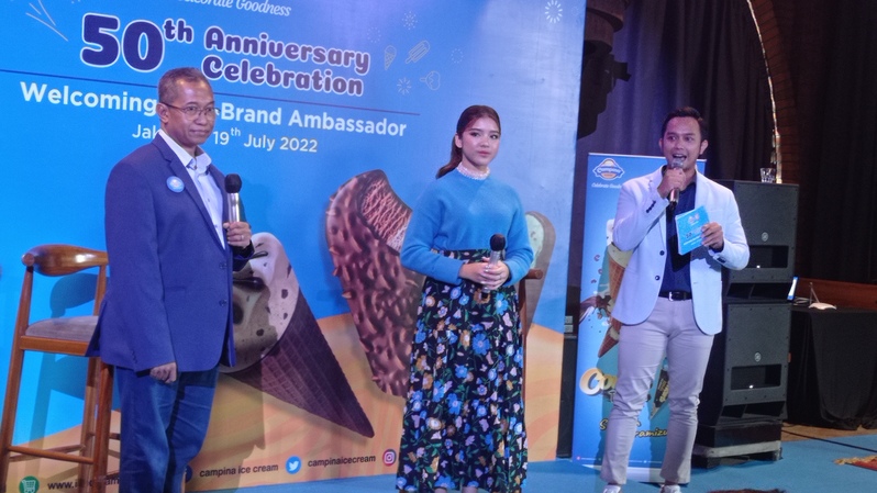 Sales & Marketing Director PT Campina Ice Cream Industry Tbk., Adji Andjono (kiri) mengenalkan brand ambassador Campina, penyanyi Tiara Andini.