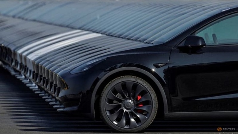 Mobil Tesla terlihat diparkir di lokasi pembangunan Tesla Gigafactory baru untuk mobil listrik di Gruenheide, Jerman pada 20 Maret 2022. (FOTO: REUTERS/Hannibal Hanschke)
