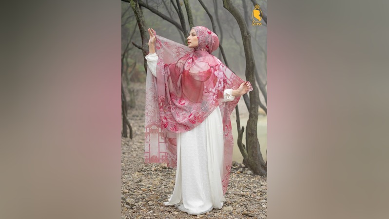 Model memeragakan hijab bertema The Wonderland koleksi Luna Hijab