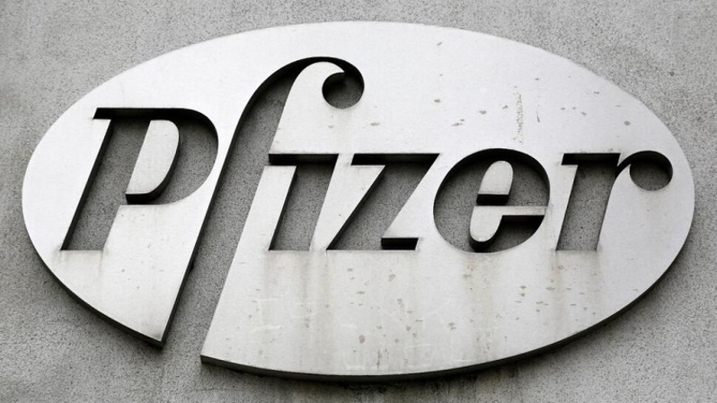 Logo Pfizer ditampilkan di bagian luar bekas pabrik Pfizer pada 4 Mei 2014 di wilayah Brooklyn, New York, AS. (FOTO: AP/Mark Lennihan, File)