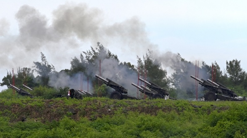 Tentara militer Taiwan menembakkan howitzer 155 inci selama latihan anti pendaratan langsung di daerah Pingtung, Taiwan selatan pada 9 Agustus 2022. (FOTO: Sam Yeh / AFP)
