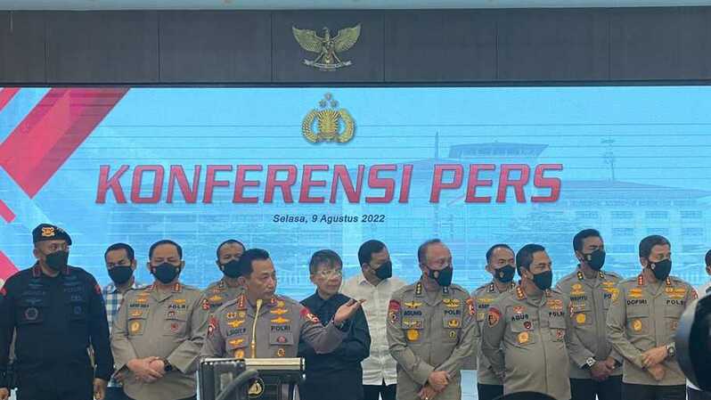 Kapolri Jenderal Listyo Sigit Prabowo saat memberi keterangan pers di Mabes Polri, Jakarta, Selasa, 9 Agustus 2022. (Foto: BeritaSatu Photo/Joanito De Saojoao)