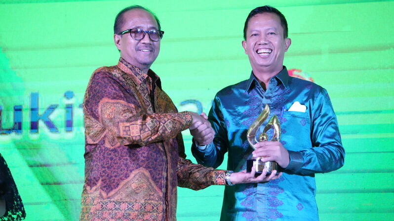 PT Bukit Asam Tbk (PTBA) meraih 3 penghargaan sekaligus dalam ajang TJSL & CSR Award 2022 yang bertema 