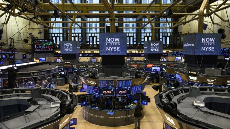 Trader bekerja di lantai bursa New York Stock Exchange (NYSE) pada bel pembukaan 5 Agustus 2022 di Wall Street, New York, AS. (FOTO: ANGELA WEISS / AFP)