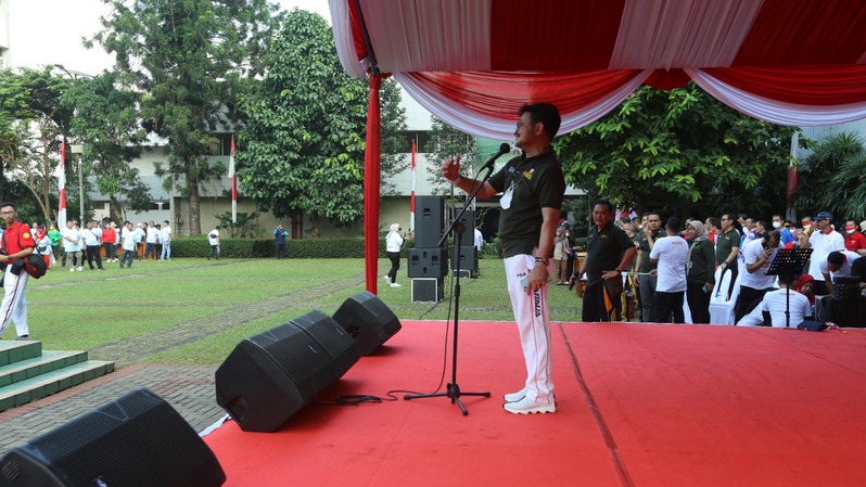 Mentan Syahrul Yasin Limpo di kegiatan senam bersama dalam rangka memperingati HUT Kemerdekaan RI ke-77 di Kantor Pusat Kementan, Jumat, 12 Agustus 2022. (Foto: Dok. Kementan)