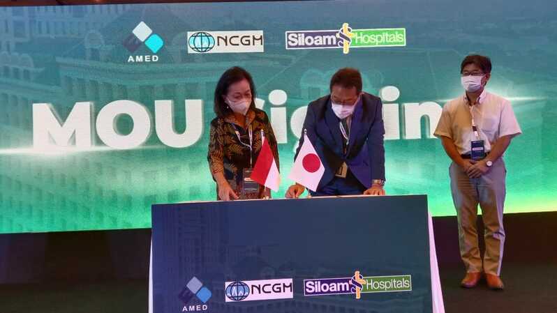 Medical Managing Director Siloam Hospitals dr Grace Frelita, MM dan Presiden NCGM Dr Norihiro Kokudo menandatangai MoU pengembangan tenaga medis dan pusta penelitian.
