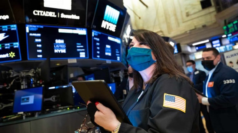 Trader bekerja di lantai Bursa Efek New York, AS. (FOTO: REUTERS)