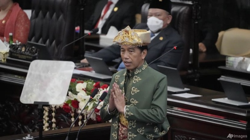 Presiden Indonesia Joko Widodo, mengenakan pakaian tradisional Bangka Belitung, memberi isyarat saat menyampaikan Pidato Kenegaraan tahunan menjelang Hari Kemerdekaan di gedung parlemen Jakarta, Indonesia pada 16 Agustus 2022. (FOTO: AP Photo/ Tatan Syuflana, Pool)