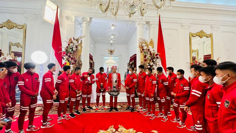 Presiden Joko Widodo (Jokowi) menerima Tim Nasional (Timnas) U-16 di Istana Merdeka, Kompleks Istana Kepresidenan Jakarta, Rabu (17/8/2022). Sumber Foto: BPMI Setpres