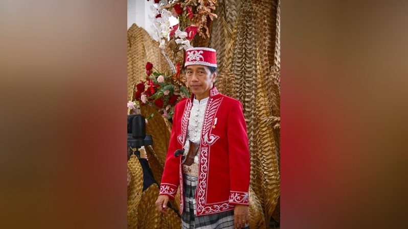 Presiden Jokowi memilih mengenakan baju adat asal Buton, Provinsi Sulawesi Tenggara pada upacara peringatan Hari Ulang Tahun (HUT) ke-77 Kemerdekaan Republik Indonesia, Rabu (17/8/2022).