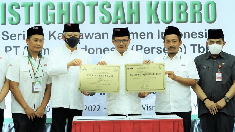 Direktur Utama SIG, Donny Arsal (tengah), Direktur SDM dan Umum SIG, Agung Wiharto (dua dari kiri) usai menandatangani prasasti peresmian TPQ Mujahadah dan Masjid Mambaul Ulum, pada Senin (15/8/2022).