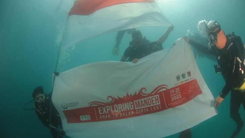 Kementerian Kelautan dan Perikanan (KKP) menggelar upacara bawah laut memperingati Hari Ulang Tahun ke-77 Republik Indonesia di perairan Mandeh, Kabupaten Pesisir Selatan, Sumatera Barat, Rabu (17/8/2022).
Sumber: Istimewa