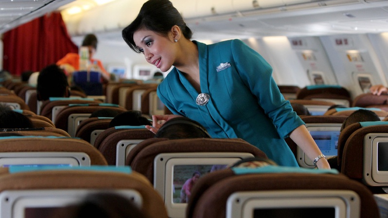 Pramugari Garuda Indonesia membagikan makanan dan minuman saat terbang. (Dok. BeritaSatu Photo)
