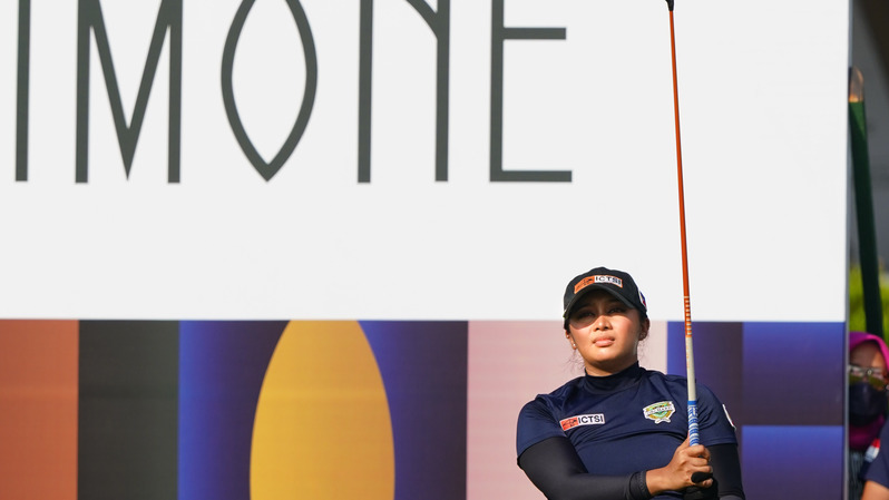 Princess Mary Superal merebut posisi puncak leaderboard babak kedua Simone Asia Pacific Golf 2022 di Pondok Indah Golf Course, Jakarta, Jumat 19 Agustus 2022. Bermain 71 pukulan atau 1 di bawah par, pegolf asal Filipina ini mengumpulkan total 132 pukulan atau 7 di bawah par.

