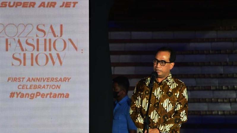 Menhub Budi Karya Sumadi saat menghadiri acara Super Air Jet First Anniversary dan SAJ Fashion Show, di Terminal 1B Bandara Soekarno-Hatta, Senin (22/8/2022). Foto: Kemenhub
