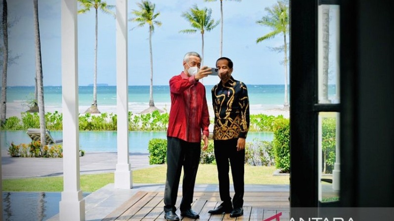 Presiden Jokowi dan Perdana Menteri Singapura Lee Hsien Loong melakukan swafoto dengan mengambil latar belakang pantai di The Shancaya Resort Bintan di Kepulauan Riau pada 25 Januari 2022. (FOTO: ANTARA/Laily Rachev - Biro Pers Sekretariat Presiden)