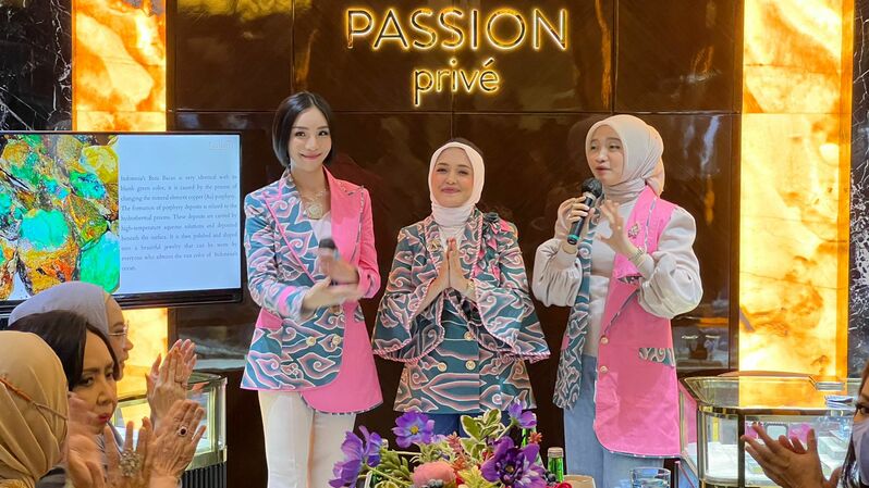 COO Passion Jewelry, Airyn Tanu (kiri) saat jumpa pers koleksi perhiasan Permata Khatulistiwa yang akan dipamerkan di Intercontinental Jakarta, 30 September 2022.