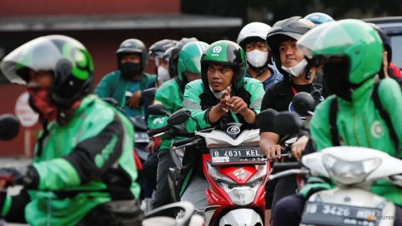 Pengendara sepeda motor mengantre untuk membeli BBM bersubsidi di SPBU Pertamina di Jakarta pada 22 Agustus 2022. (FOTO: REUTERS/Ajeng Dinar Ulfiana/File Photo)