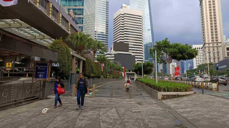 Pejalan kaki melintas di trotoar Jalan Jenderal Sudirman, di Jakarta. (Foto: BeritaSatu Photo/Mohammad Defrizal)